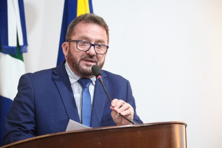 Laudir Munaretto (MDB) na tribuna da Câmara Municipal de Dourados (Foto: F. Grott/CMD)