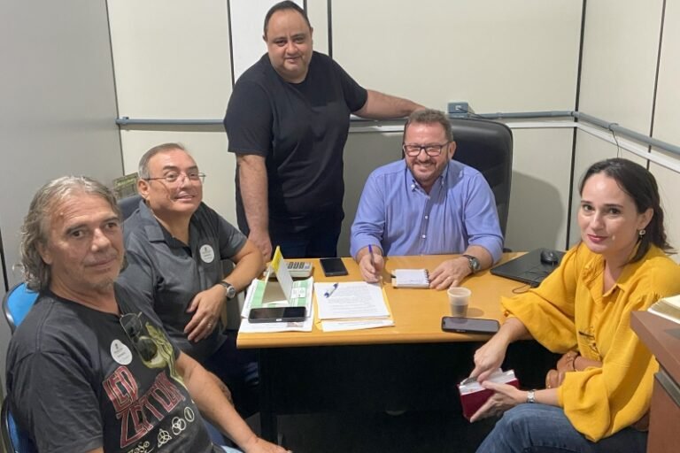 Laudir Munaretto se reune com organizadores do Felit que acontece no início de junho na Câmara de Dourados (Foto: Assessoria/CMD)